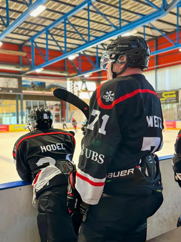 Players on the ice at Grindelwald tournament